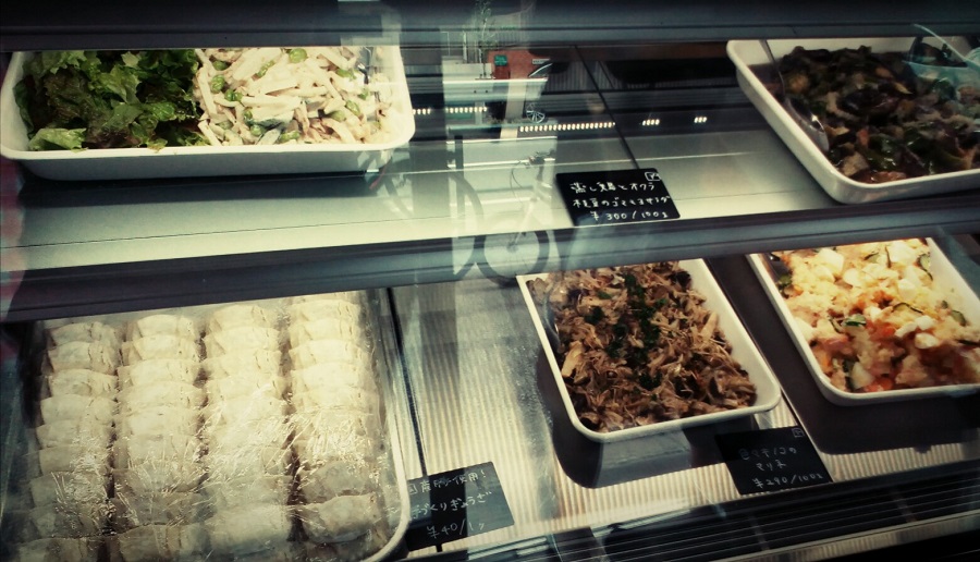 デリが並ぶお店のカウンター