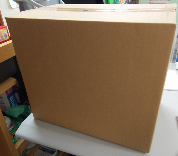 事務所に荷物が届きました...